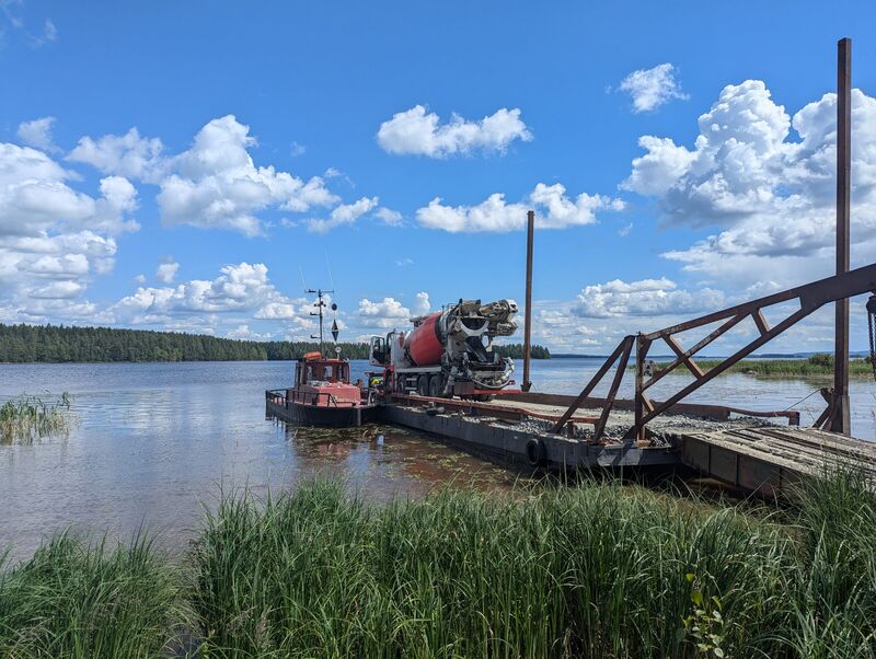 Hinaaja ja työlautta betoniauton kanssa
